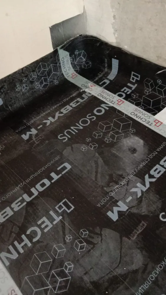 Монтаж мембраны "Стопзвук - М" в углах помещения