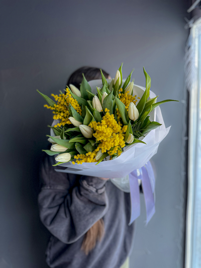 «MIMOSA» из молочно-белых тюльпанов с мимозой 15 шт