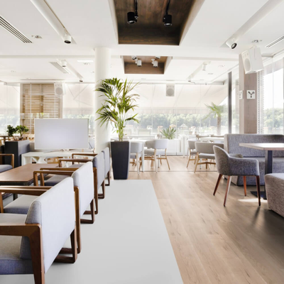 Биополы Wineo PURLINE 1000 wood L Дуб Спокойный Песок MLP298R в интерьере кафе