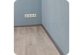 Металлический акцент: монтаж плинтуса Dollken Cubu Flex Life 60 в серебристо-платиновом исполнении создает эффектный металлический акцент, который гармонично впишется как в классический, так и в современный интерьер.