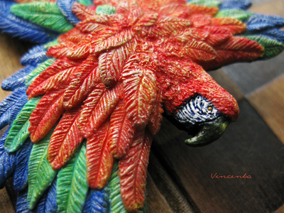 Ара, настоящий попугай. Брошь с попугаем. Миниатюра из полимерной глины