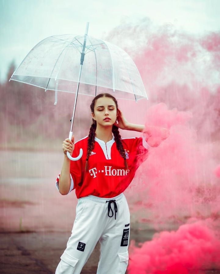 Прозрачный зонт часто выбирают для свадебных прогулок и фотосессий