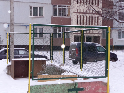 Мусорная площадка с ограждением из сетки-рабицы