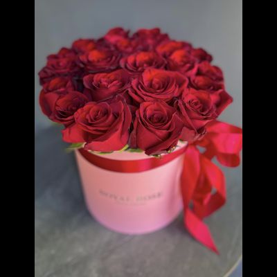 19 КРАСНЫХ РОЗ RED NAOMI В ЦИЛИНДРЕ