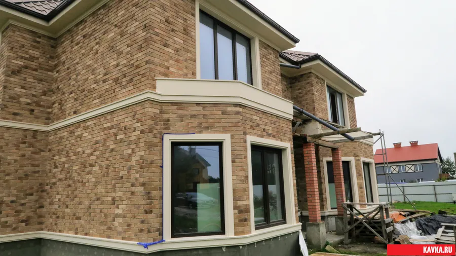 Кирпич "Бельгийский" бежевый на фасаде