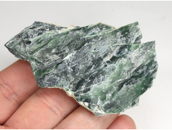 Серпентин, необработанный, дикий образец, Россия, КЧР, Урупский район (76*50*11 мм, 46 г) №37604