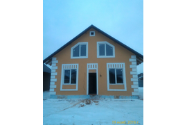 Остекление загородного дома. Профиль 70 мм пятикамерный, стеклопакет 40 мм двухкамерный энергосберегающий. Цвет белый. Створки выровняли по световому потоку. В заказе присутствуют сложные окна трапеции.На первом этаже установлены двери ПВХ для выхода в са