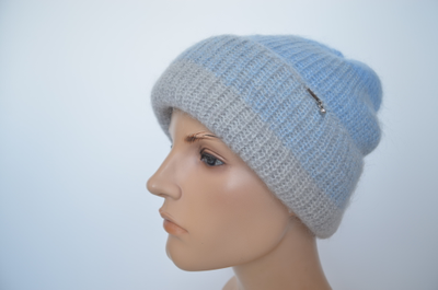 Голубая шапка с отворотом