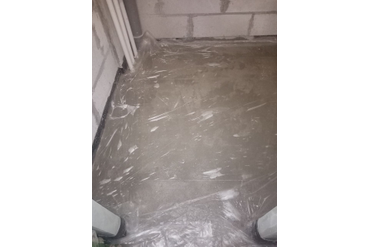 Стяжка, после заливки накрывается целлофаном. Вода должна равномерно вступить в реакцию с цементом в растворе.