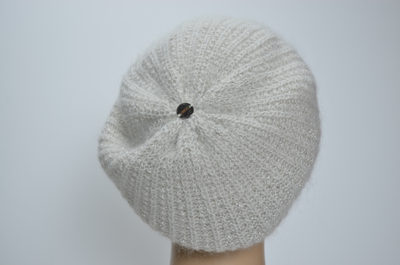 Вязаный белый берет из мохера