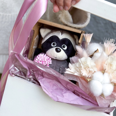 Подарочный ящик Крошка Енот с букетиком