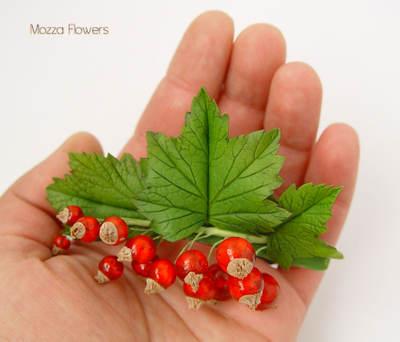 Заколка-автомат с красной смородиной .