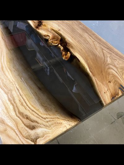 стол река с черной смолой из массива карагача
