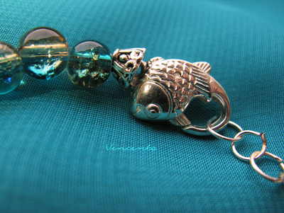 Отдых на лазурном берегу... Браслет в морском стиле с бусинами "кракле" и рыбкой