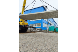 Работа крана по укладке плит