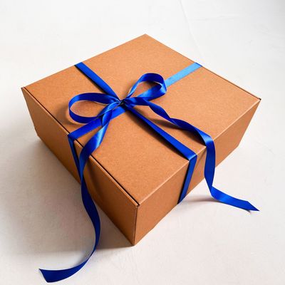 2 штуки - Огромная подарочная коробка GILEV 45х45х20см с синей лентой и наполнителем крафт