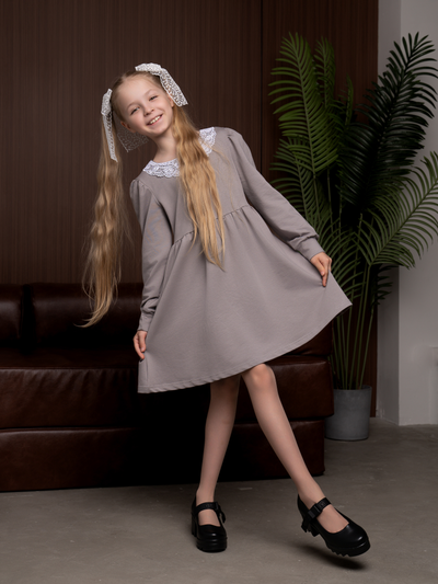 Платье серое с кружевным воротником
