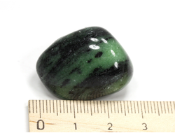 Корунд красный в цоизите, галтовка (светится в УФ), Танзания (27*22*21 мм, 23 г) №35187