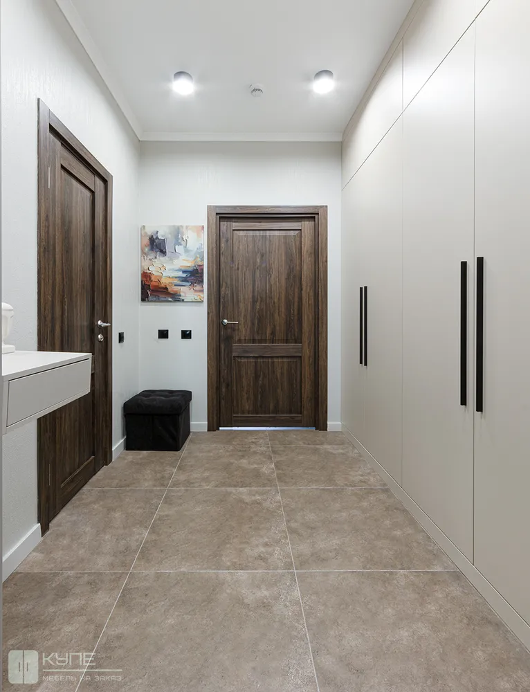 028 Шкаф в прихожей с распашными дверями. Фасады и корпус - ЛДСП Egger U156 ST9 Бежевый песок. Ручки PH.RU02.512.BL PULSE (Россия)
