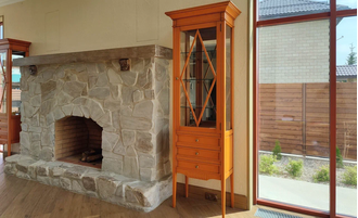 Узкая витрина с тремя ящиками, апельсин.