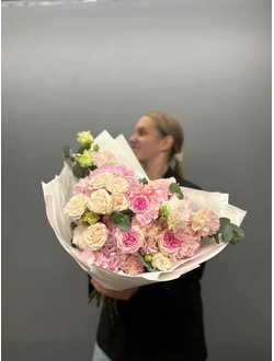 Сборный букет с кустовыми розами и гортензией