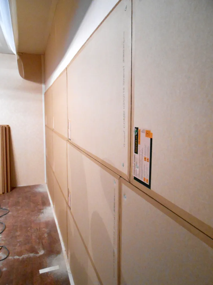 Частичный демонтаж натяжного потолка для возможности плотного примыкания звукоизоляционных плит "Соноплат-Комби" к плите перекрытия