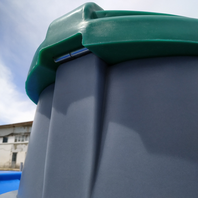 Крышка горловины емкости U2000 снабжена петлей для легкого открывания