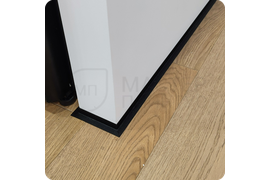 Профессиональная отделка: монтаж черного плинтуса Dollken WLK 20 для создания безупречного интерьера.