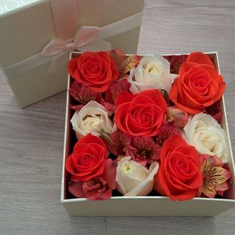 Квадратная малая коробочка с розами и альстромериями