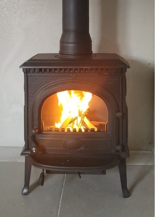 Печь Jotul F3 MF BP подключенная к дымоходу с переходником 180/150