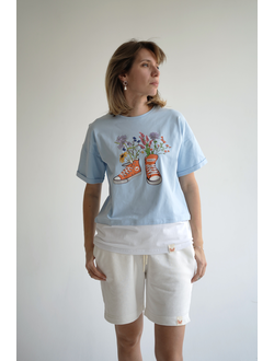 ЖЕНСКАЯ ФУТБОЛКА ГОЛУБАЯ "ЦВЕТОЧНЫЕ КЕДЫ"