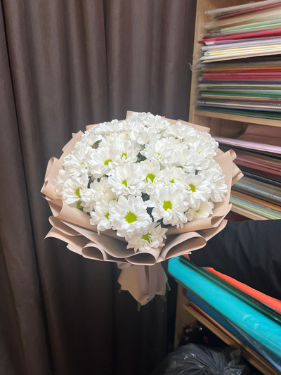 Классический букет из 5 белых кустовых хризантем Баккарди