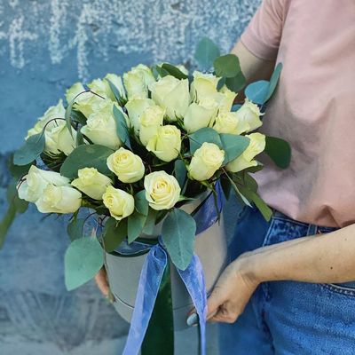 Шляпная коробка с 31 белой розой