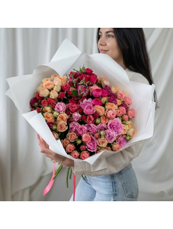 Букет из 25 разноцветных кустовых роз