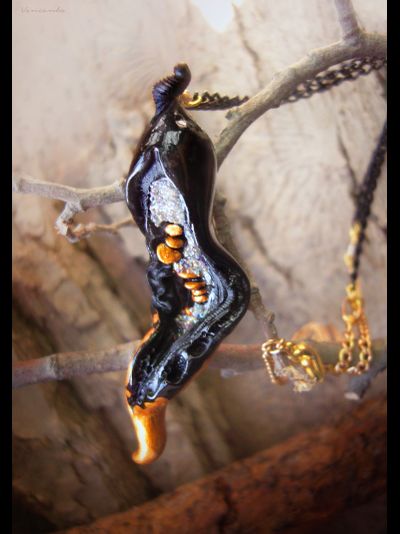 "Семечко из сада Нави", подвеска с чёрным перцем чили и золотыми семенами