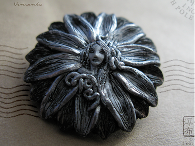 Ночная фея. Брошь в виде цветка в готическом стиле. Миниатюра из полимерной глины
