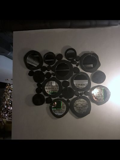 декор стены из спилов с зеркалами