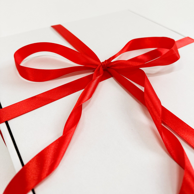 2 штуки - Подарочная коробка GILEV 32x32x12см с красной лентой и наполнителем