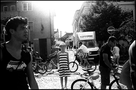 Девочка и гипс. Кестхей, Венгрия. 2014 г.