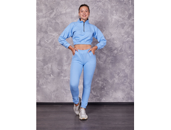 Укороченный спортивный костюм с узкими брюками голубой