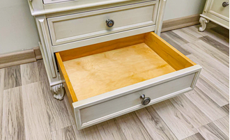 Тумба прикроватная с резным декором и на резных ножках.