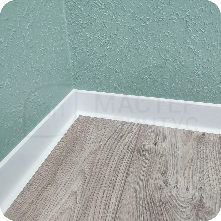 Визуальная чистота: установка белоснежного плинтуса Dollken S60 обеспечивает безупречную чистоту линий и форм, создавая ощущение простора и свежести.