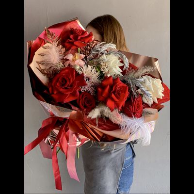 Букет с пионовидными тюльпанами и розами