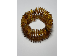 Браслет на пружине тройной из обработанного янтаря