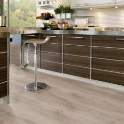 Ламинат Wineo Дуб Швеция Светло-коричневый LA228XXLV4 в интерьере кухни