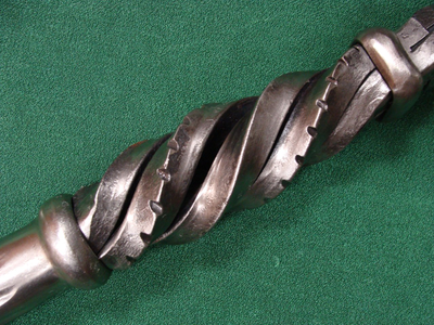 Металлическая трость с крестом на рукояти