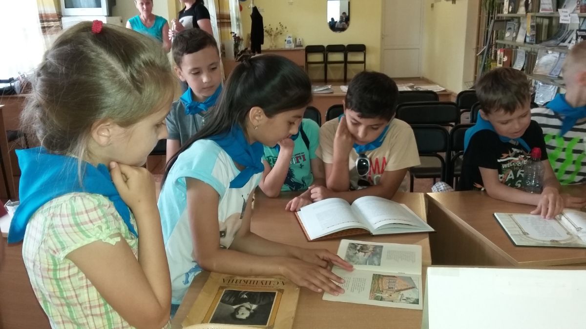 я голову пред ним склоняю снова его величество родное слово. расставание ночь. стихи невозможно быть вместе. и снова в родную школу. склониться снова.