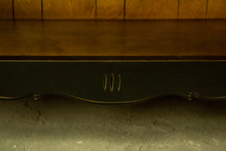 Витрина открытая, широкая, с переставными полками.