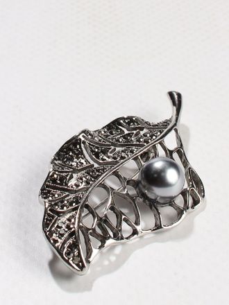 Брошь "Лист и серая жемчужина" темный металл