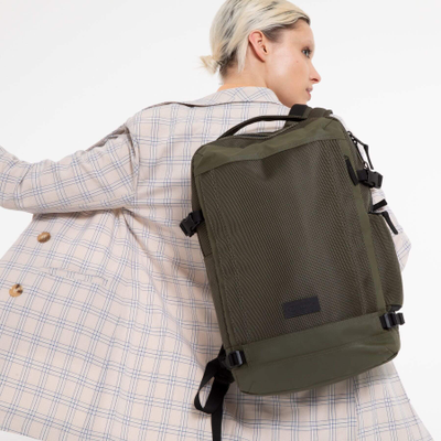 Девушка с рюкзаком Eastpak Tecum M CNNCT Khaki